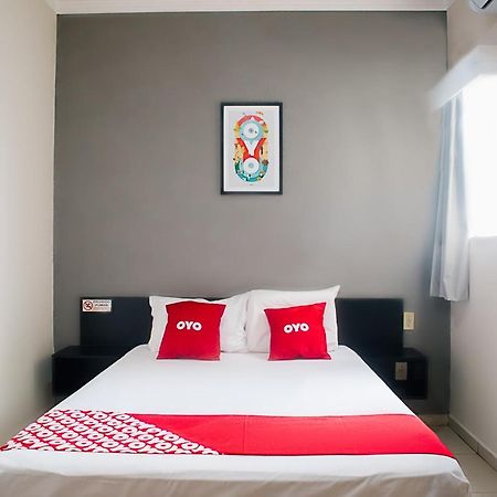 Oyo Cerrado Hotel, Campo Grande Campo Grande  Exterior photo A bedroom at an OYO hotel in Jakarta, Indonesia