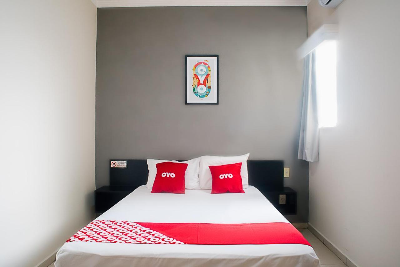 Oyo Cerrado Hotel, Campo Grande Campo Grande  Exterior photo A bedroom at an OYO hotel in Jakarta, Indonesia